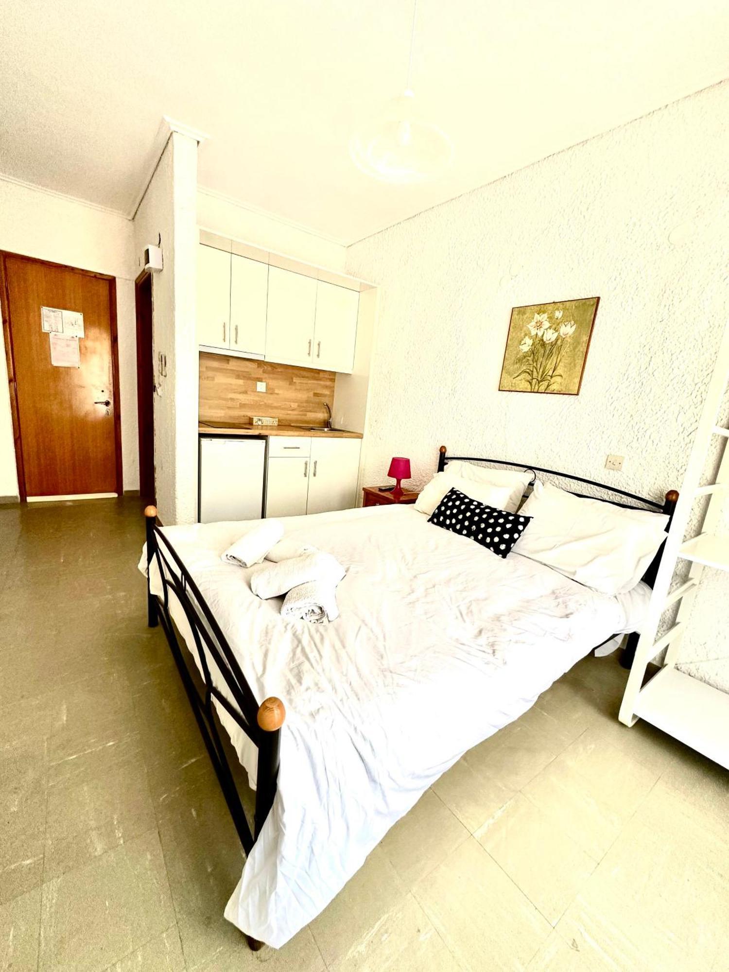 Katerina Apartments Néos Pírgos Quarto foto